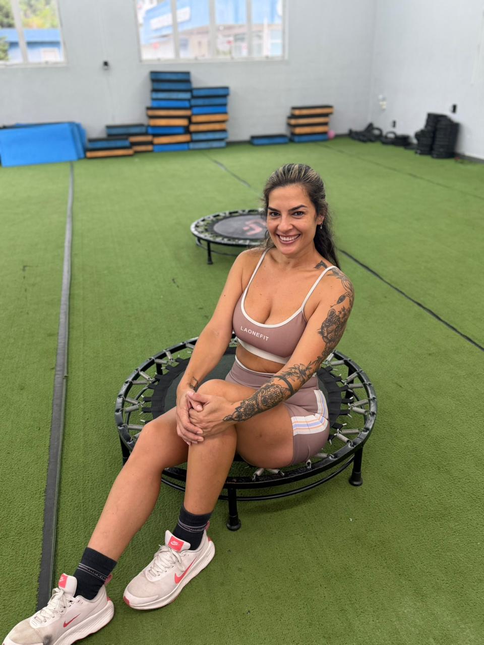 Pri sentada no trampolim, apresentando o equipamento que faz parte do método